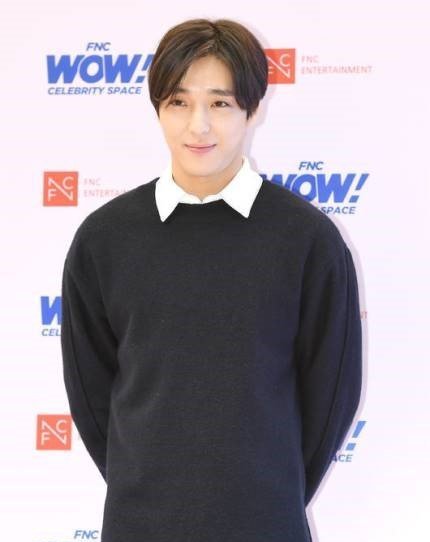 涉偷拍视频的崔钟训 刚刚宣布退出ftisland且告别演艺圈