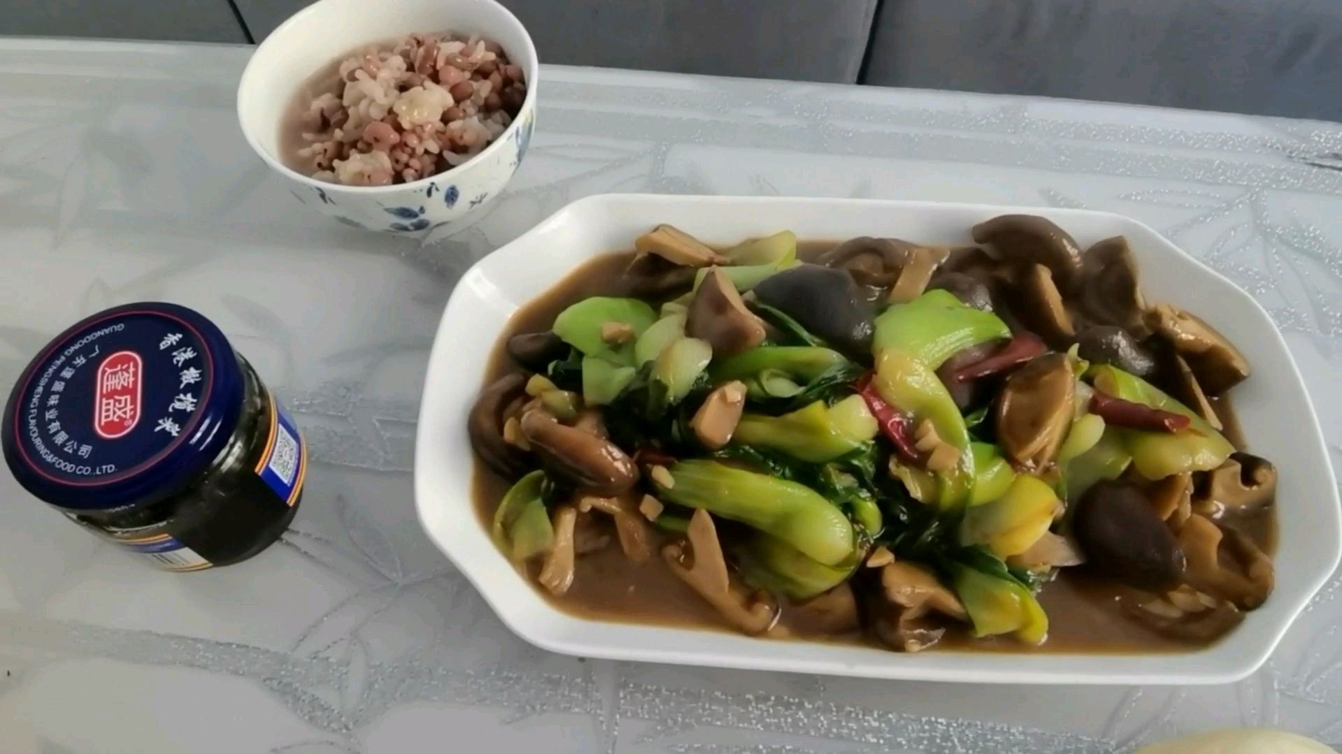 香菇油菜,白面大馒头,薏米红豆粥,又是美美一餐