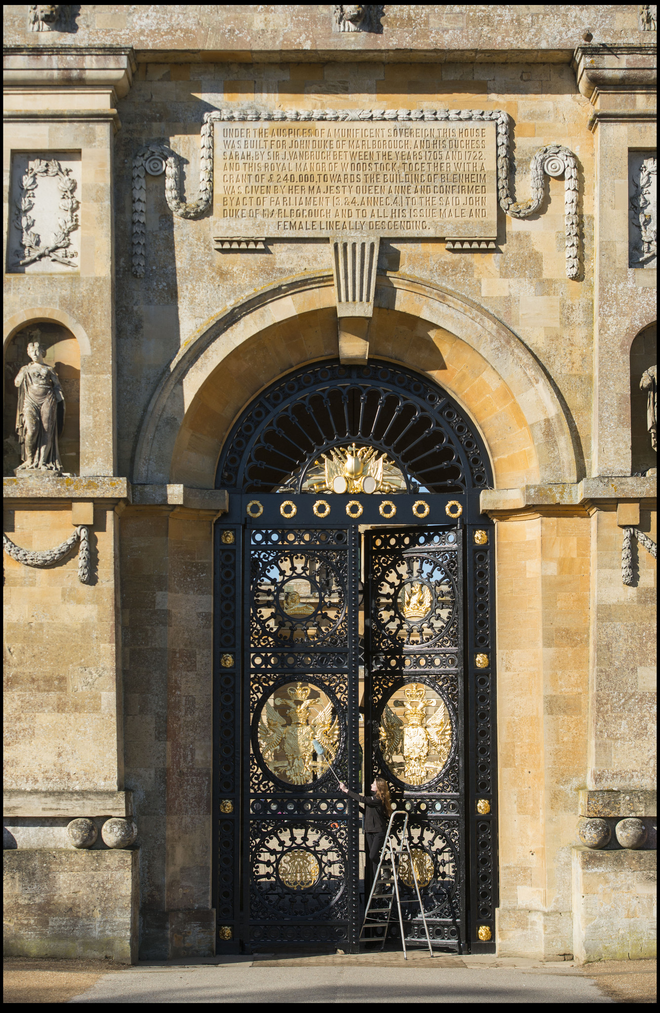 英国丘吉尔故居大门改造 6000片24k金重获新生