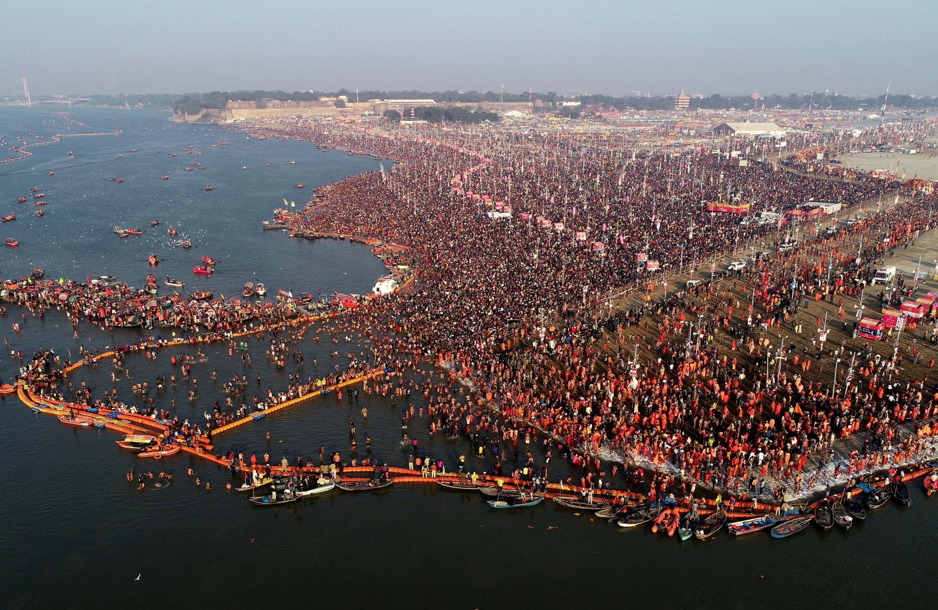 印度总理莫迪参加大壶节,浸河水为13亿印度人祷告!