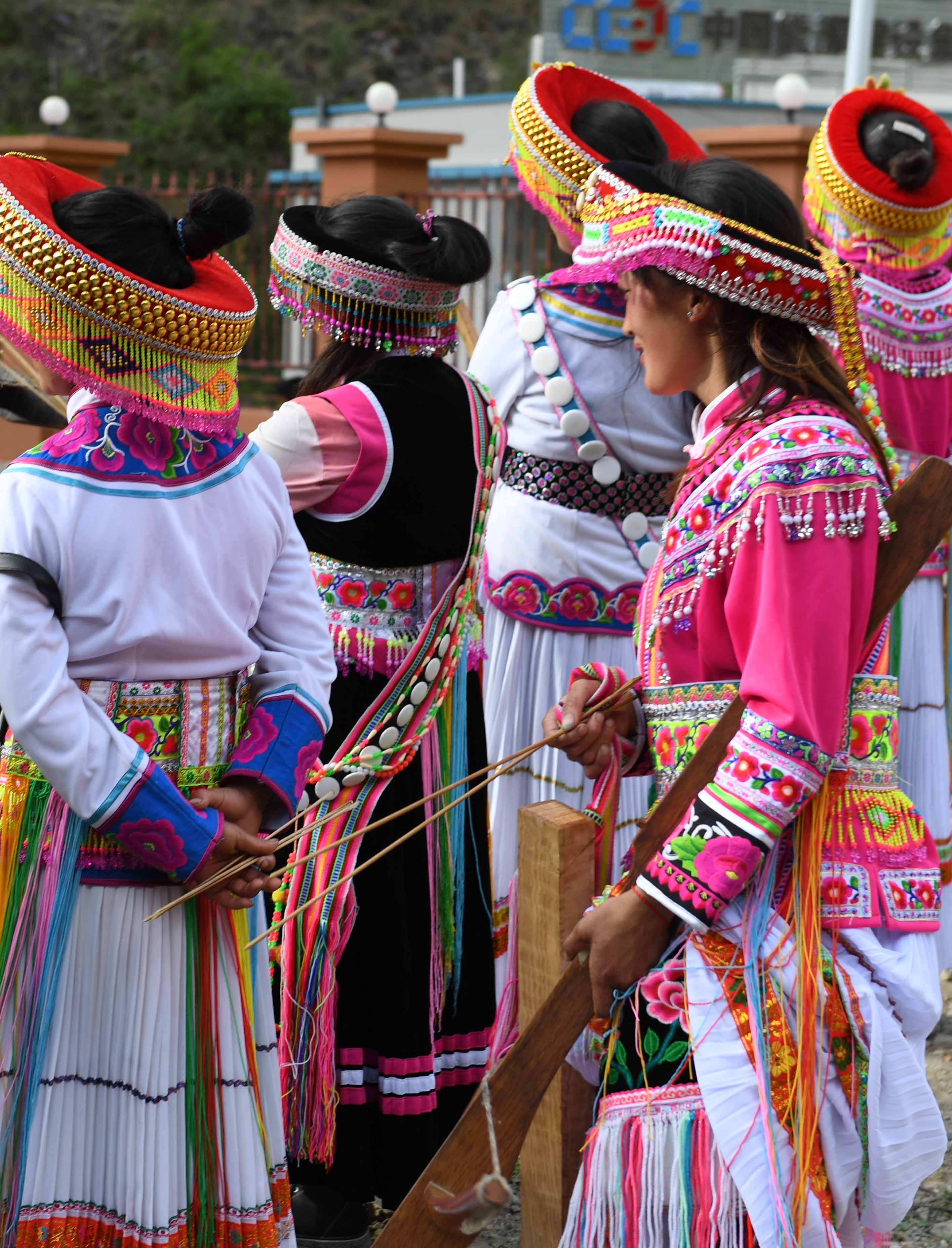 民族体育——傈僳族群众举行射弩比赛(4)