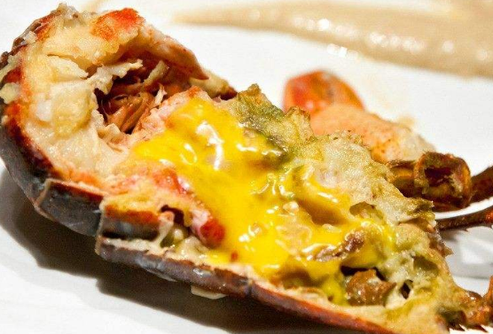 蟹黄龙虾:蟹黄中确实含有未排出体外的卵细胞,但还有其他的螃蟹的器官