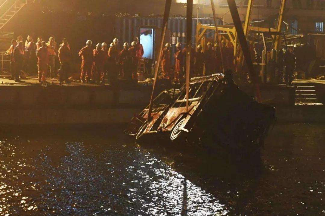 蒋欣为重庆公交车坠江事件发声:为了安全驾驶请给司机一个防护栏