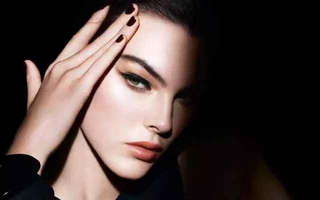 超模vittoria ceretti:绽放的意大利之花,美的绝对代言人