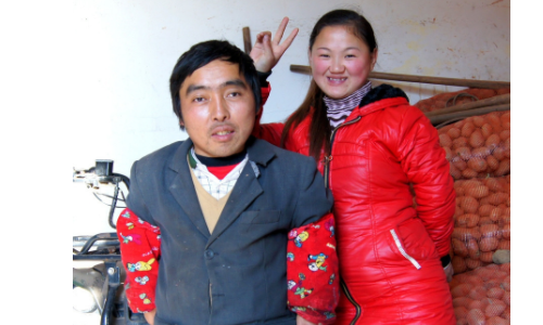 袖珍夫妻人小志气大,自食其力本事不比常人差