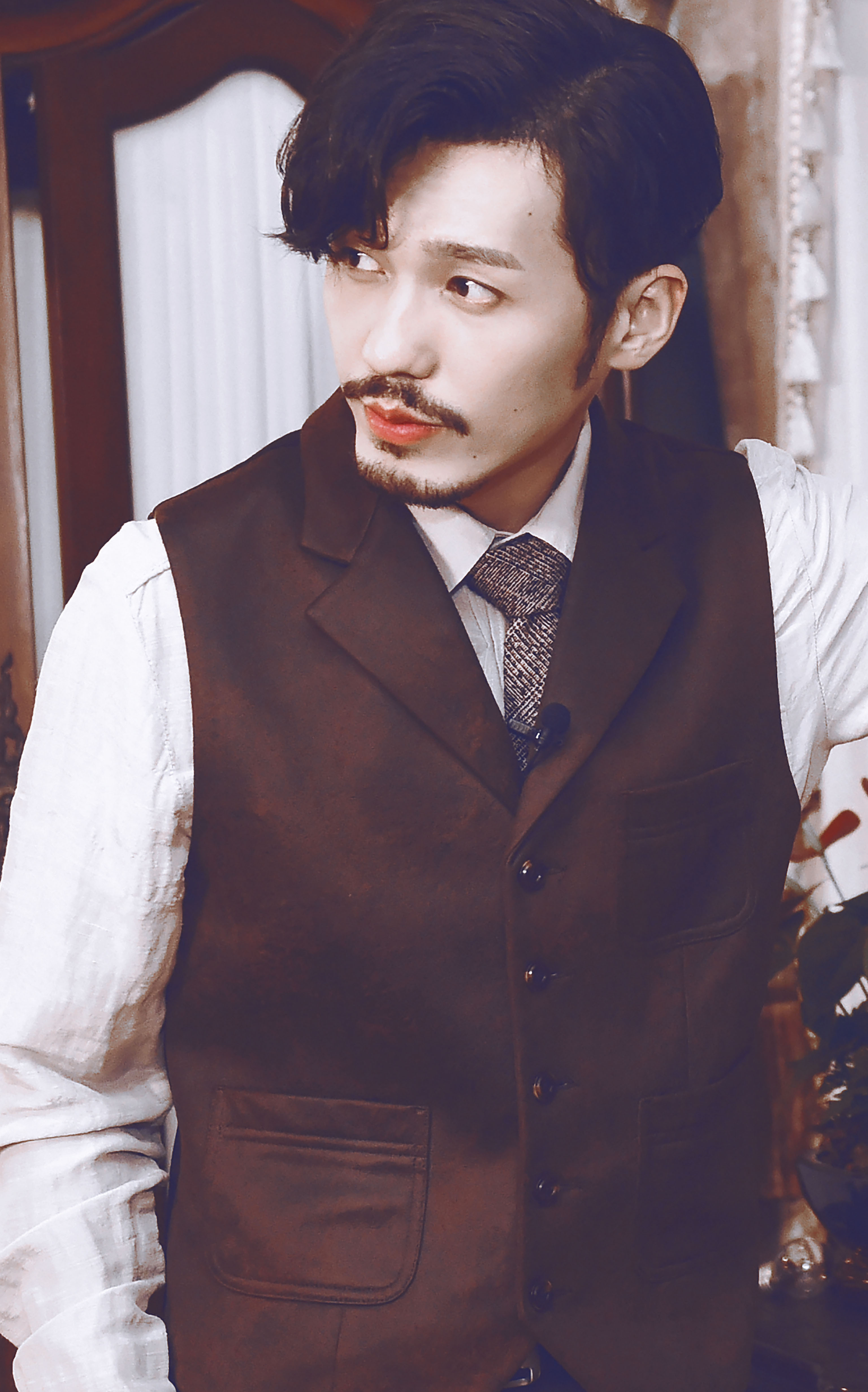 面容精致,目光深邃,他是安静的美男子,白宇