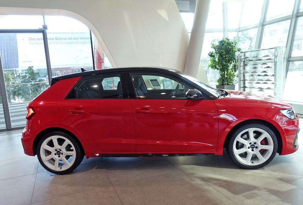 这款停在室内的红色轿车,专注超前,看起来运动范十足,车的工艺质量