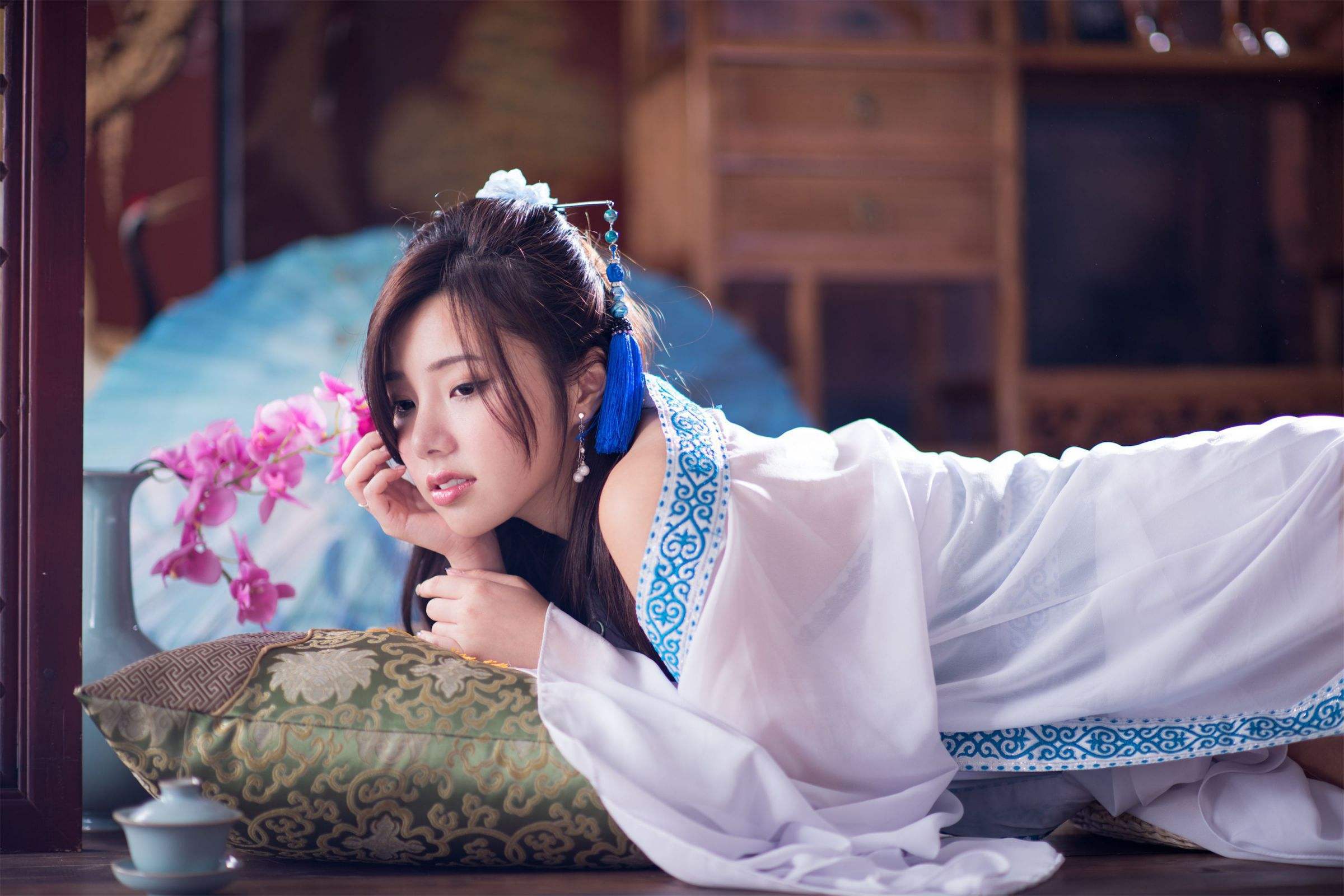 你知道酒店里床尾放的长凳子干什么用的吗?在古代它叫做"春凳"