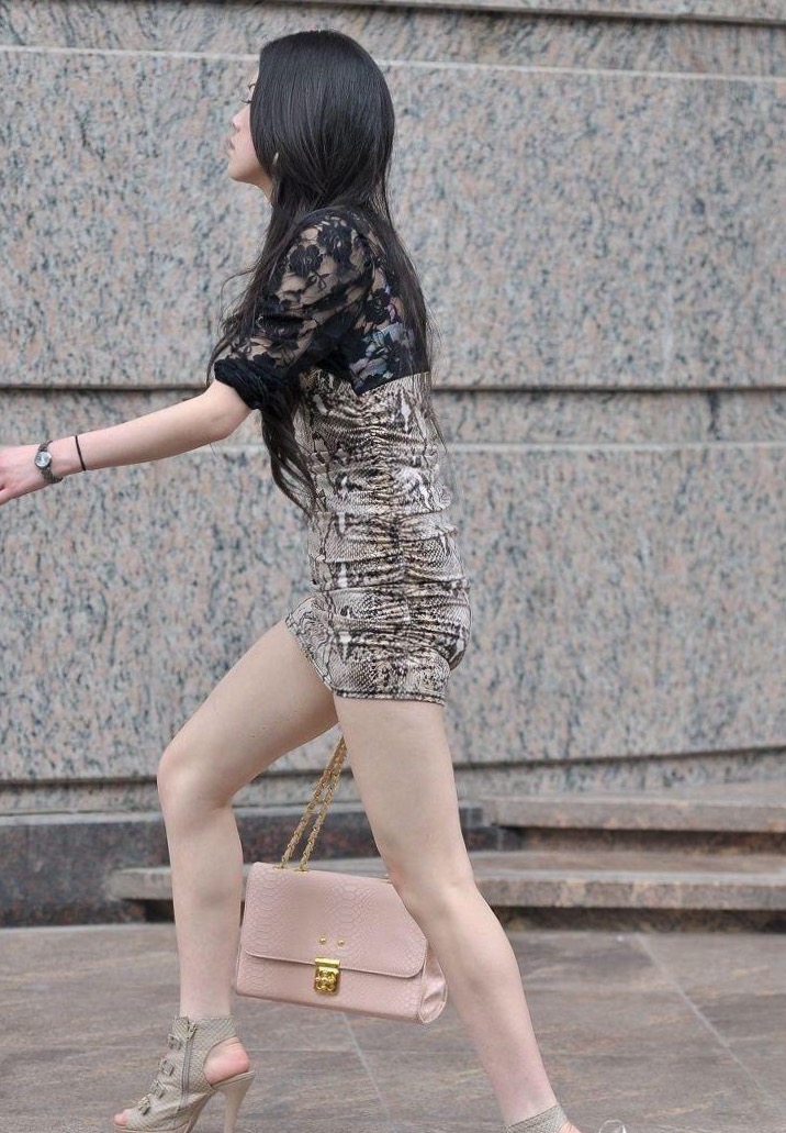 街拍:身材风韵犹存的美女,一身白纱短裙,绝对令人怦然心动