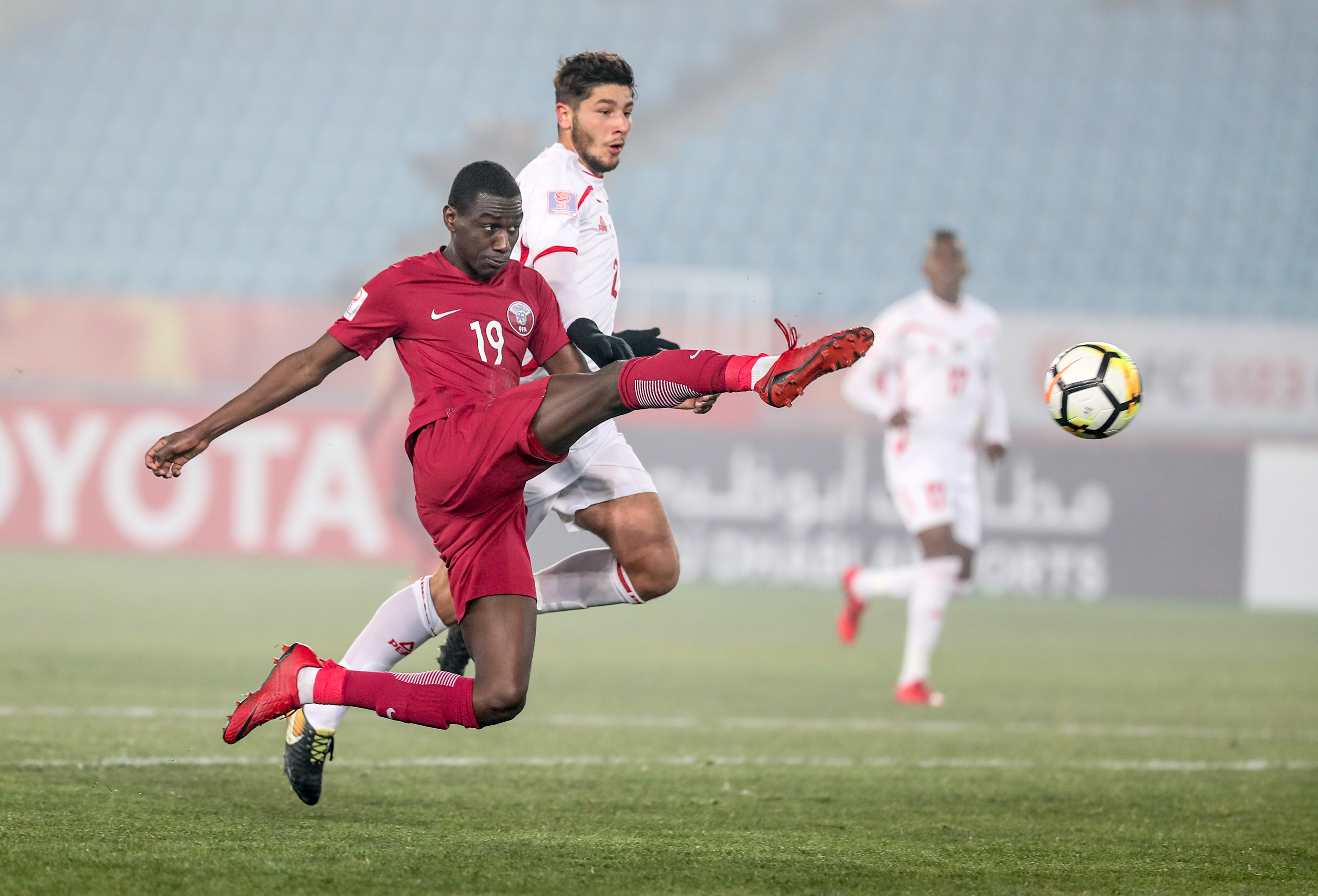 (体育)(1)足球——u23锦标赛:卡塔尔队对阵巴勒斯坦队