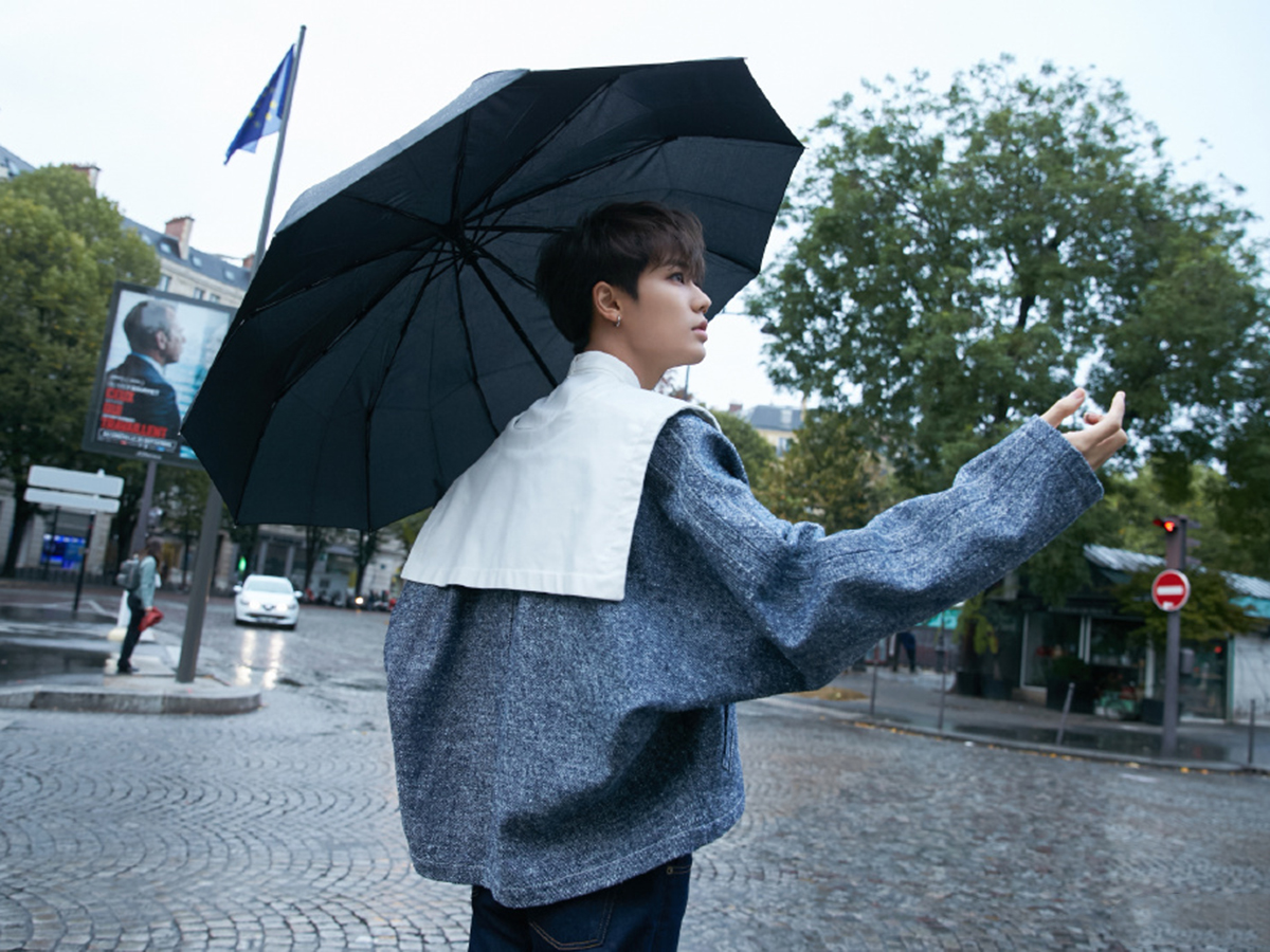 21岁嘉羿与24岁林彦俊,穿海军风看秀,"师兄师弟"谁更酷?