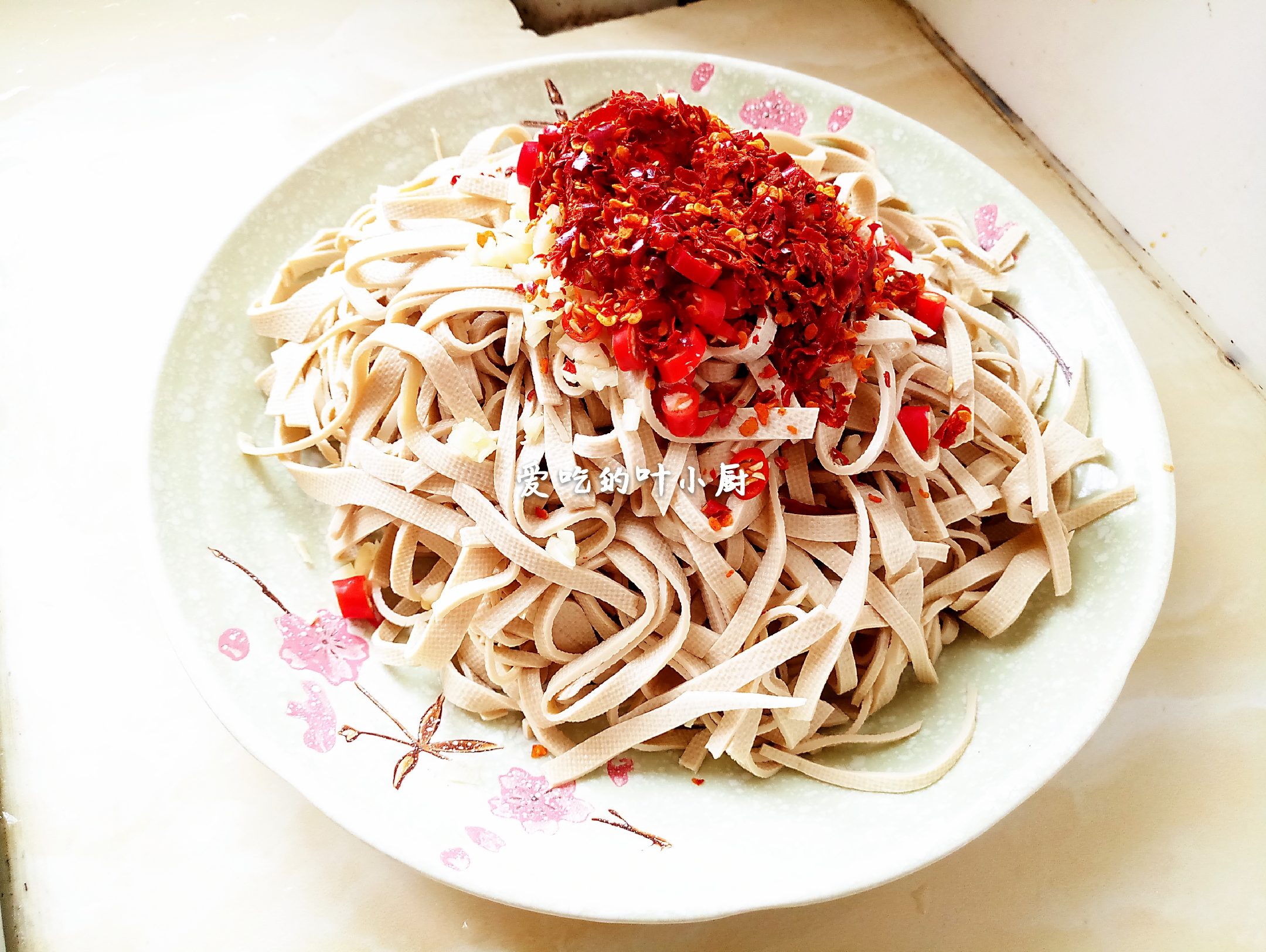 麻辣鲜香的油泼干豆腐,做起来简单快手,吃起来回味无穷,别错过