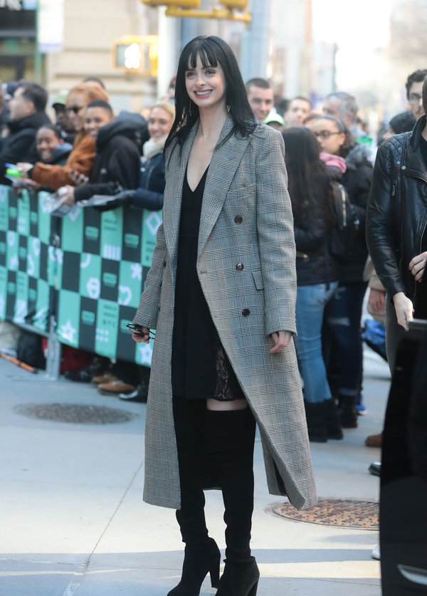 克里斯滕-蕊特深v配大衣英伦范儿足 和粉丝玩搞怪自拍