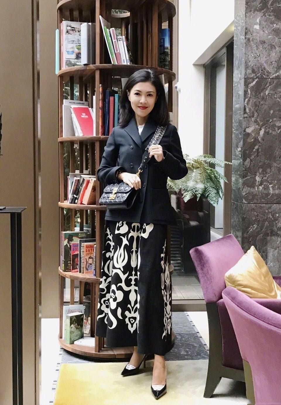 苏芒再时尚也有中年危机,肌肤松弛脸色暗沉,没滤镜真没啥抢眼的