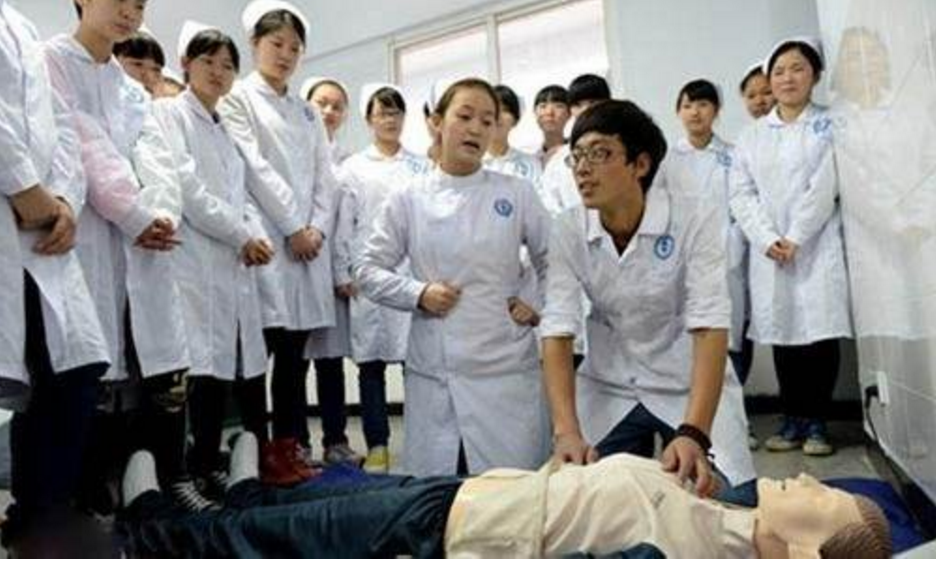 在卫校上学的男生都过得怎么样?说出来你都不一定会相信