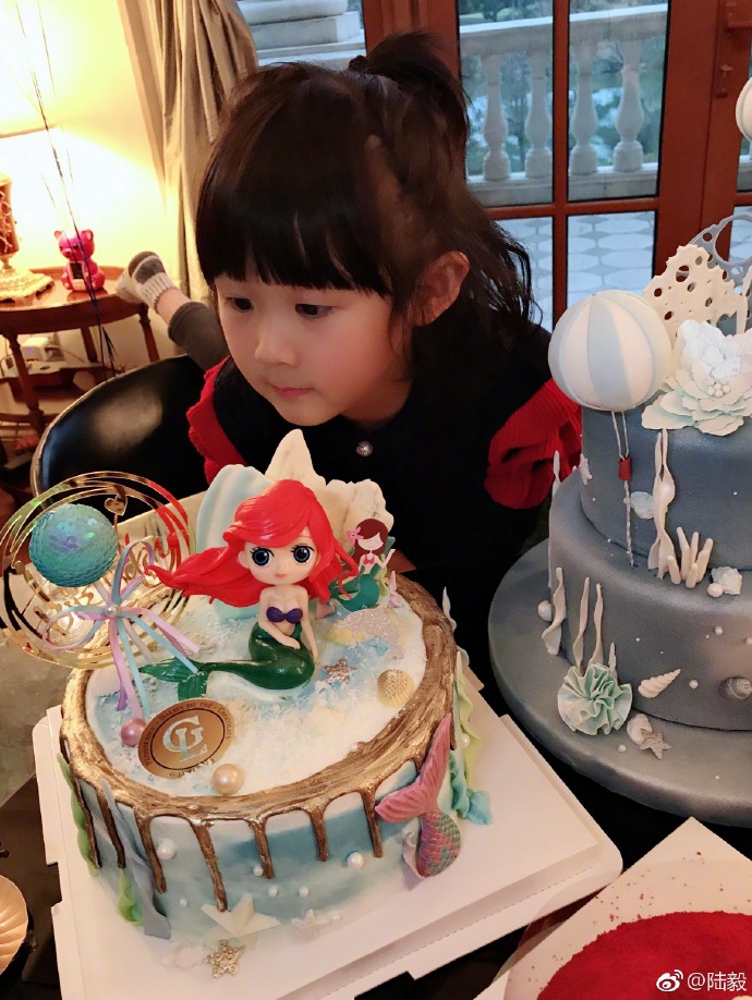 陆毅一家为小女儿温馨庆生 蛋糕精美小叶子笑容灿烂