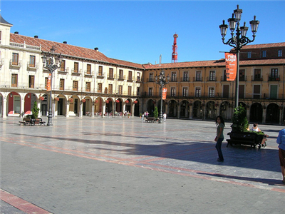 莱昂有许多游客,大部分来自德国,美国,意大利,日本和法国.