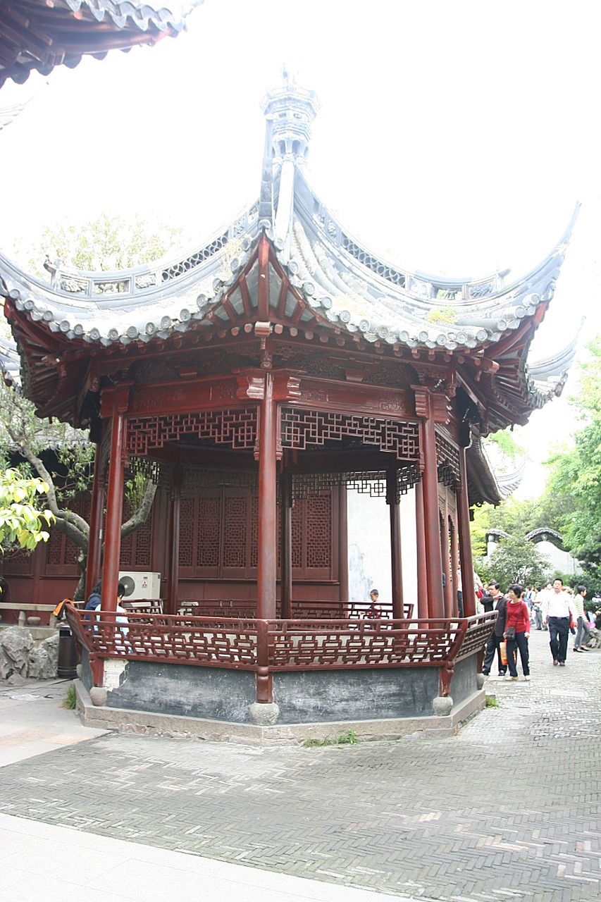 镜头里的春天# 春日漫游,古老的亭子静静地屹立在角落里,承载着公园