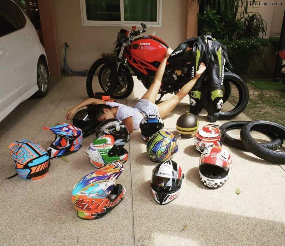 大爷说完这句话后摄影小哥直接笑喷了,而网红小姐