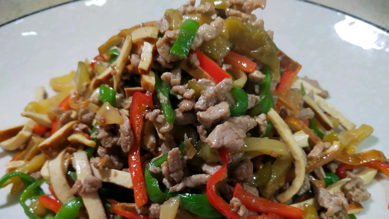 超级下饭的青椒榨菜豆干肉丝来了,饭不够吃了,哈哈哈