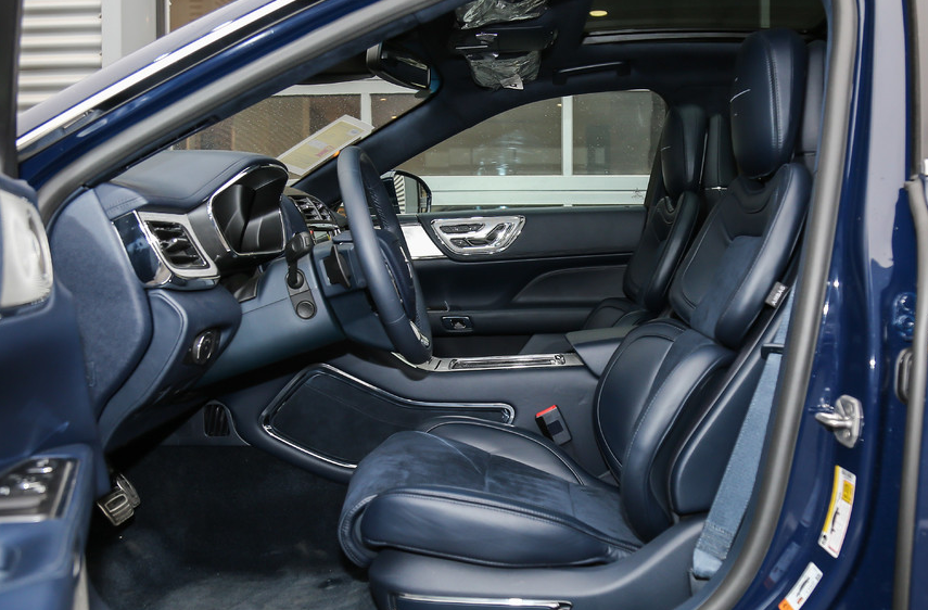 来看这款林肯-林肯大陆,外观高大上且十分霸气,坐上去十分舒适