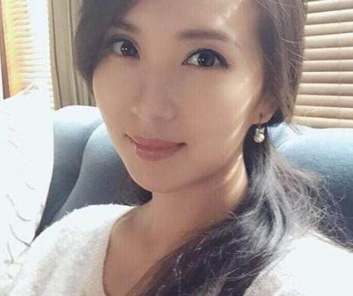 一起看陈好的豪宅:房子周边环境非常好,家里还有个大草坪院子