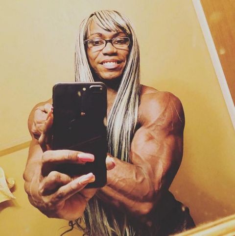 巴西姑娘钟爱芭比娃娃 健身12年练成金刚芭比!