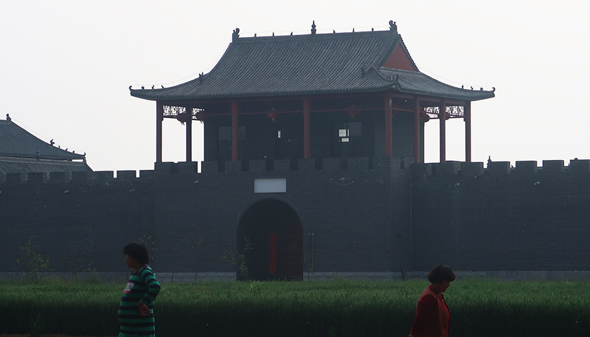 "袁府"东大门外,仍然挂着"曲周县桂昌敬老院有限公司"的匾额.