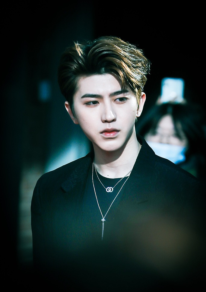 不仅是个可爱的孩子更是个酷boy,看来wuli坤坤从小就特别喜欢小动物呢