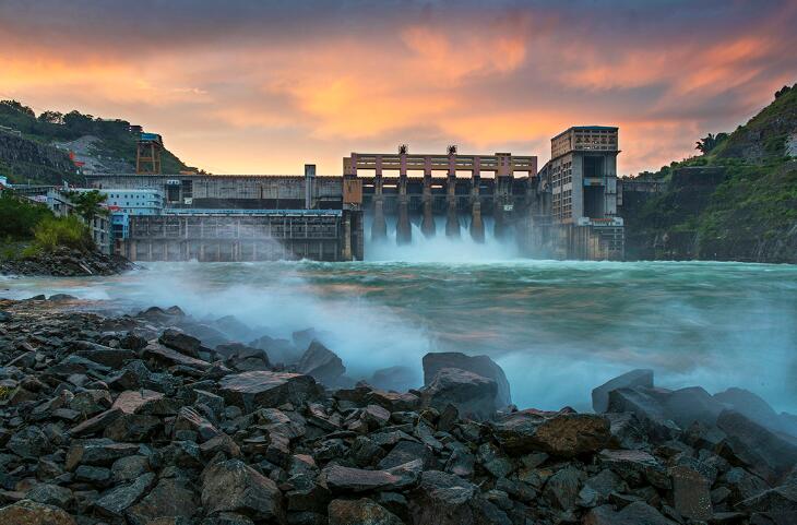 岩滩水电站位于红水河中游广西大化瑶族自治县境内,其东南距巴马县30