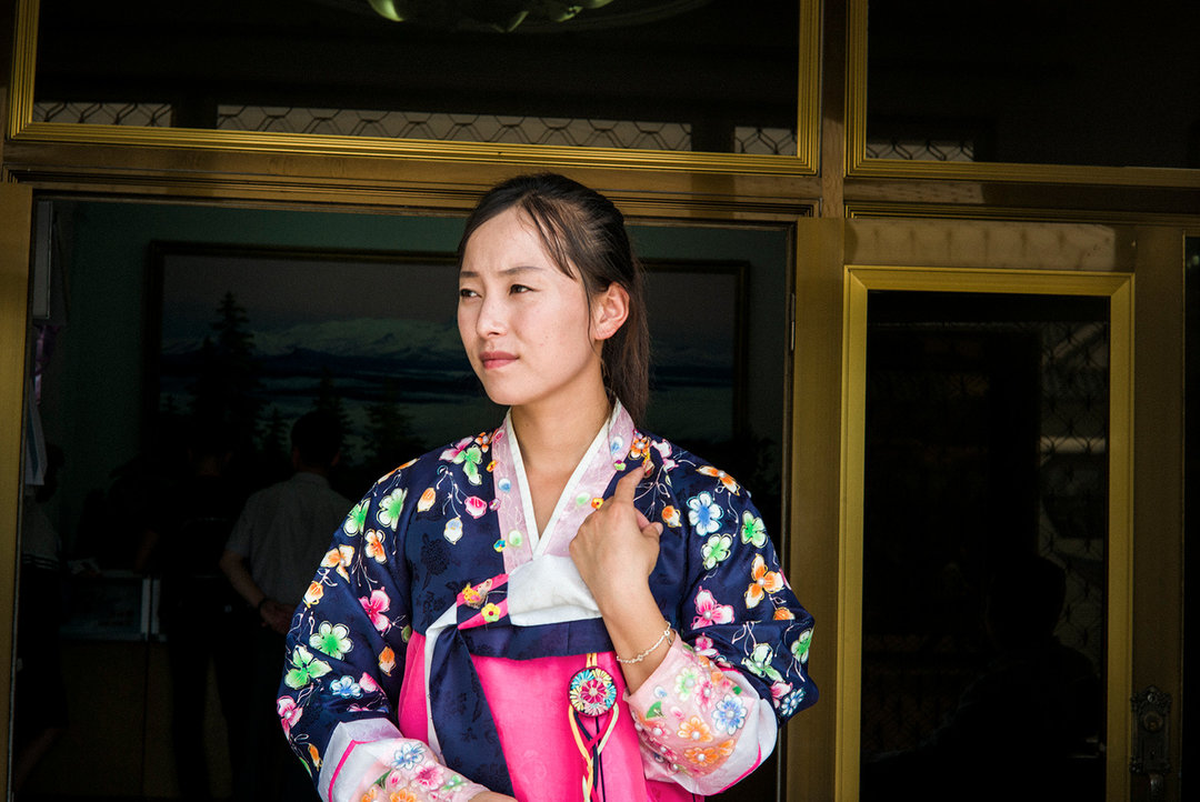 走进朝鲜:随拍朝鲜街头漂亮又时髦的姑娘!