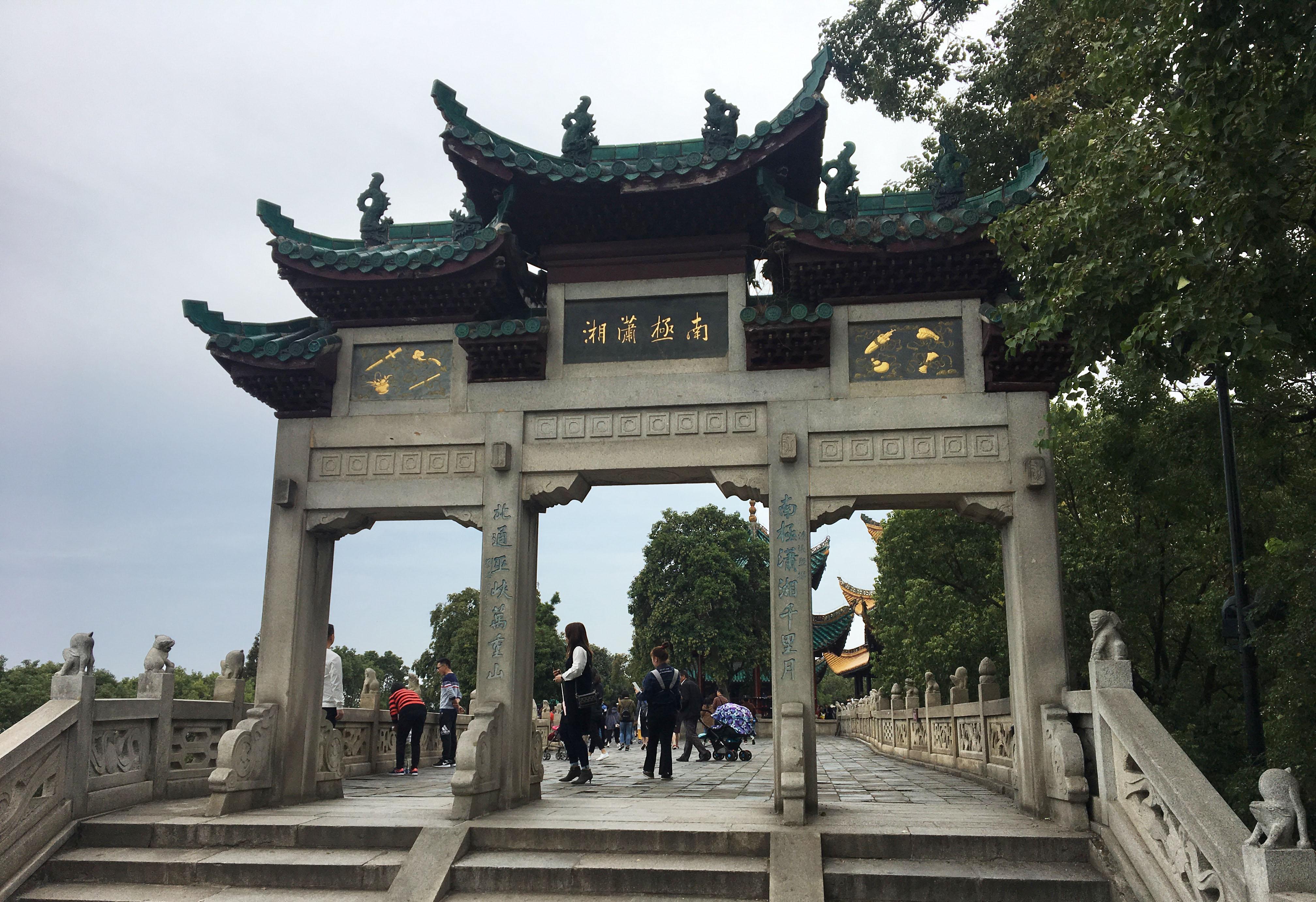 双公祠的"双公"自然是范文正公和滕子京了,建筑风格有点儿像乡村祠堂