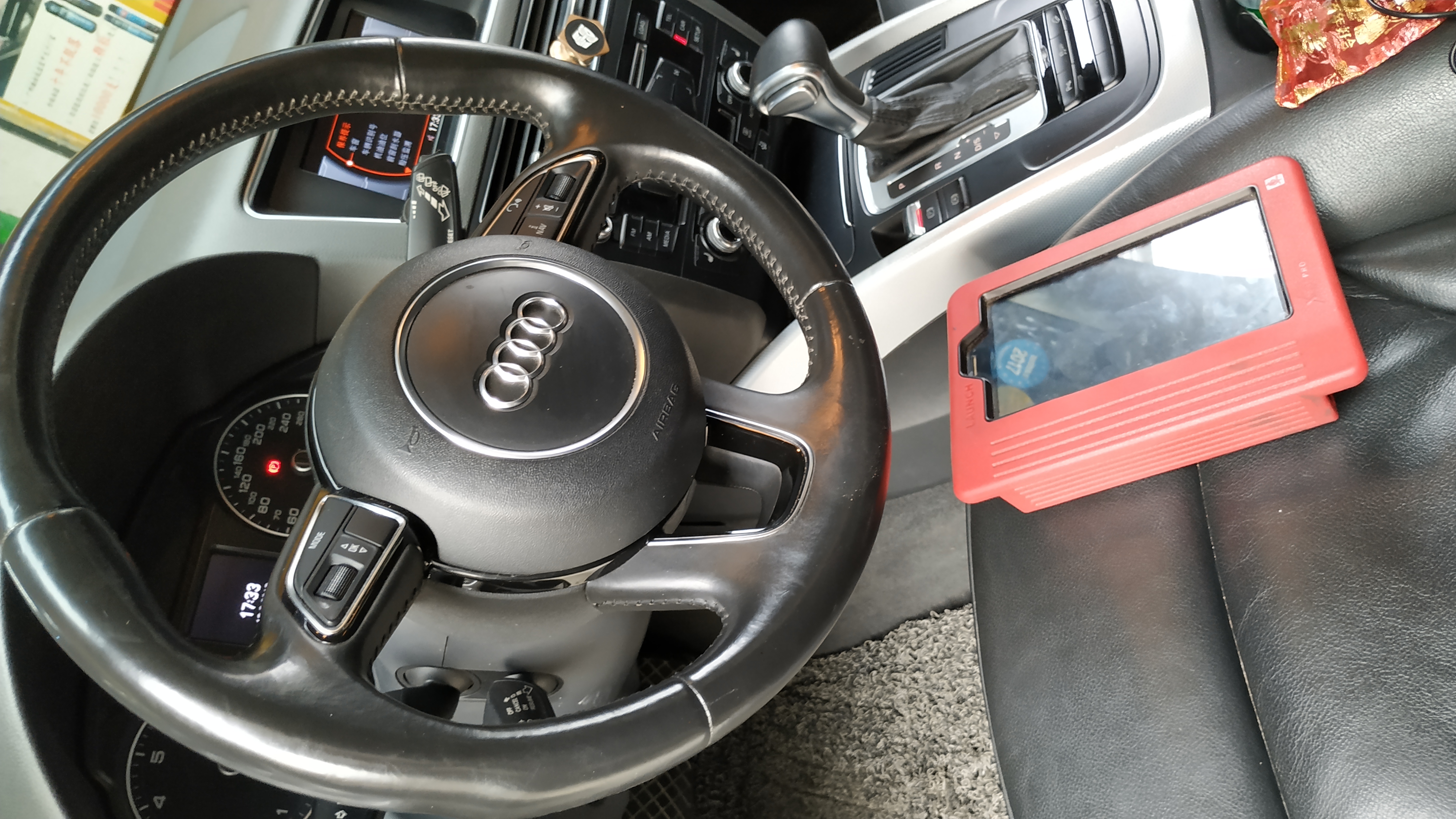 2013年奥迪q5的obd2诊断接头位置位于方向盘下方左下角位置,淡紫色的