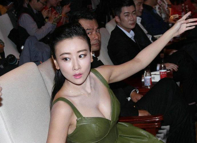 最近星二代真的是扎堆来报呀!毛俊杰也晒出和老公与女儿的小脚丫