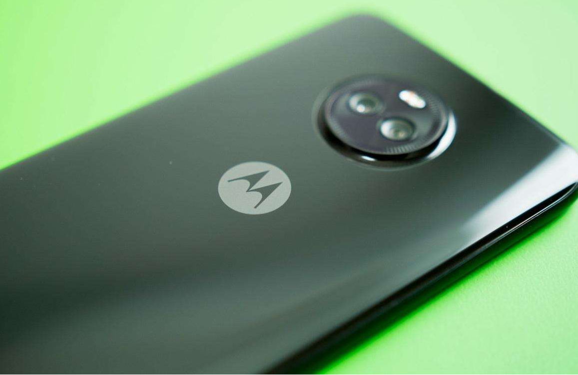 摩托罗拉motox4手机测评,采用5.2英寸屏幕和弧形玻璃后盖