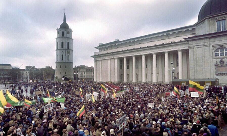 91年苏联解体时的瞬间:图2是叶利钦在讲话,图5是人挤人的红场!