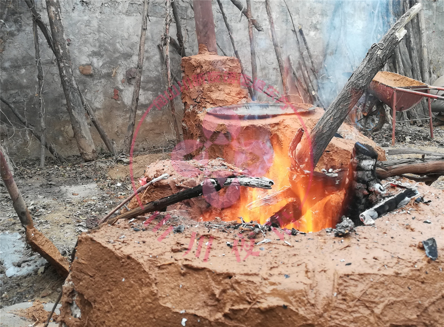 探寻农村最接地气原始火炉 黄土麦秸搭配成就"泥太太"功用