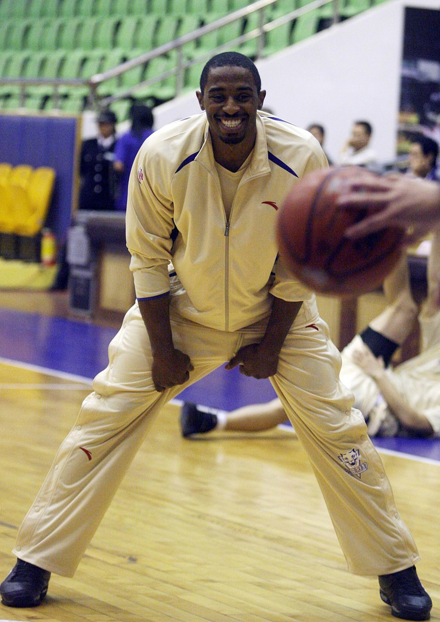 体重111公斤,球队位置小前锋,阿泰以防守起家,身体十分敦实,他防守时