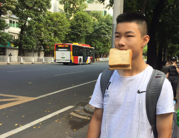 13歲的跆拳道少年練就刀刻般的肌肉,人魚線和八塊腹肌十分吸睛!