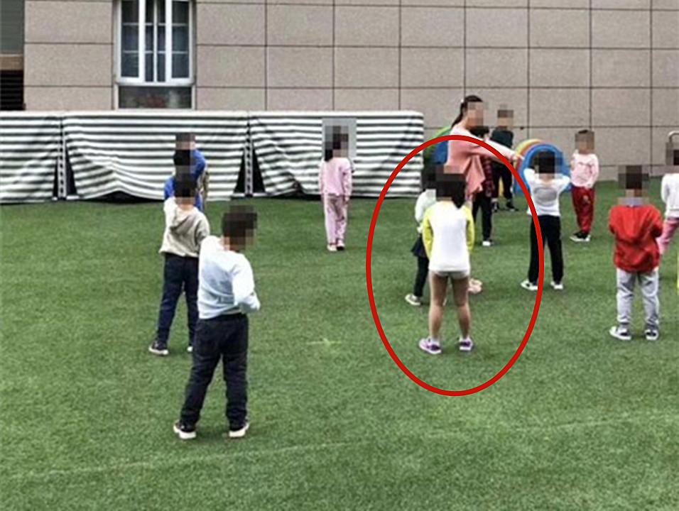 幼儿园孩子穿短裤,室外做"空气浴",家长气愤质疑:着凉了咋办