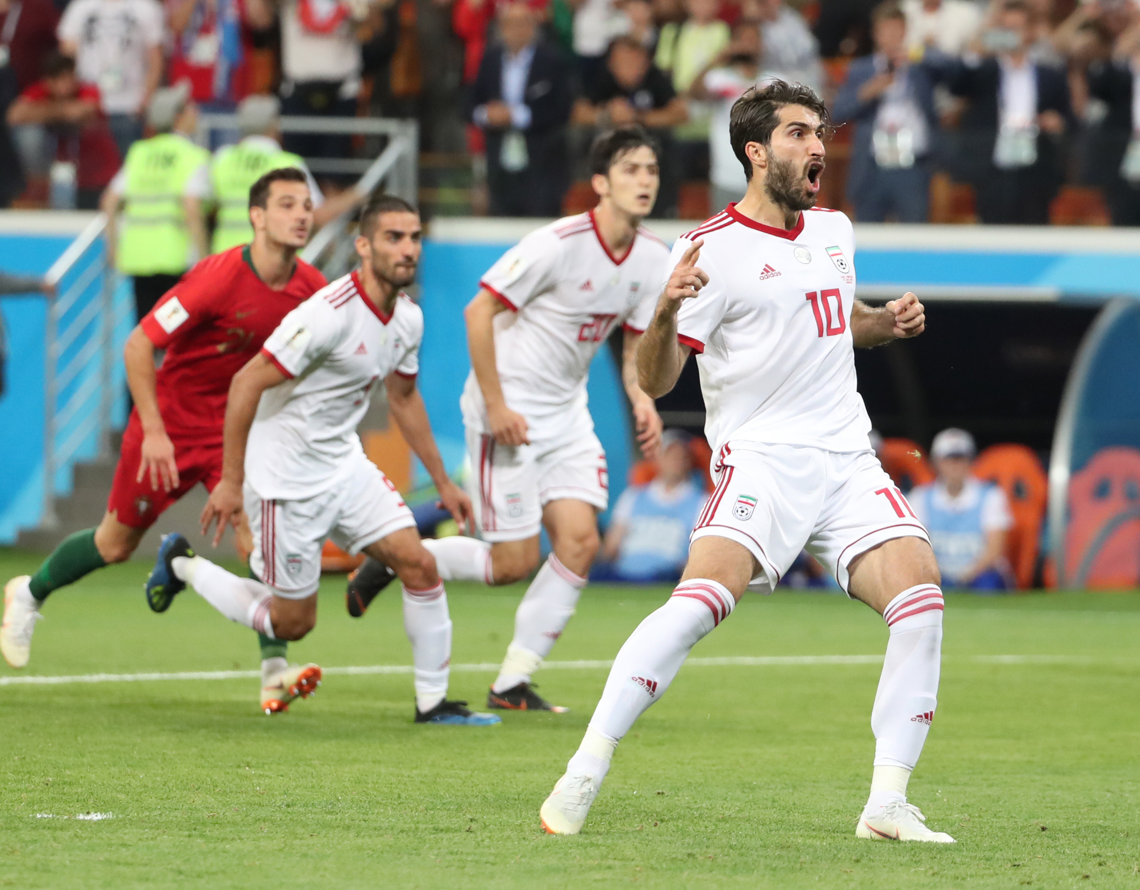 足球——b组:伊朗队安萨里法德点球破门(6)