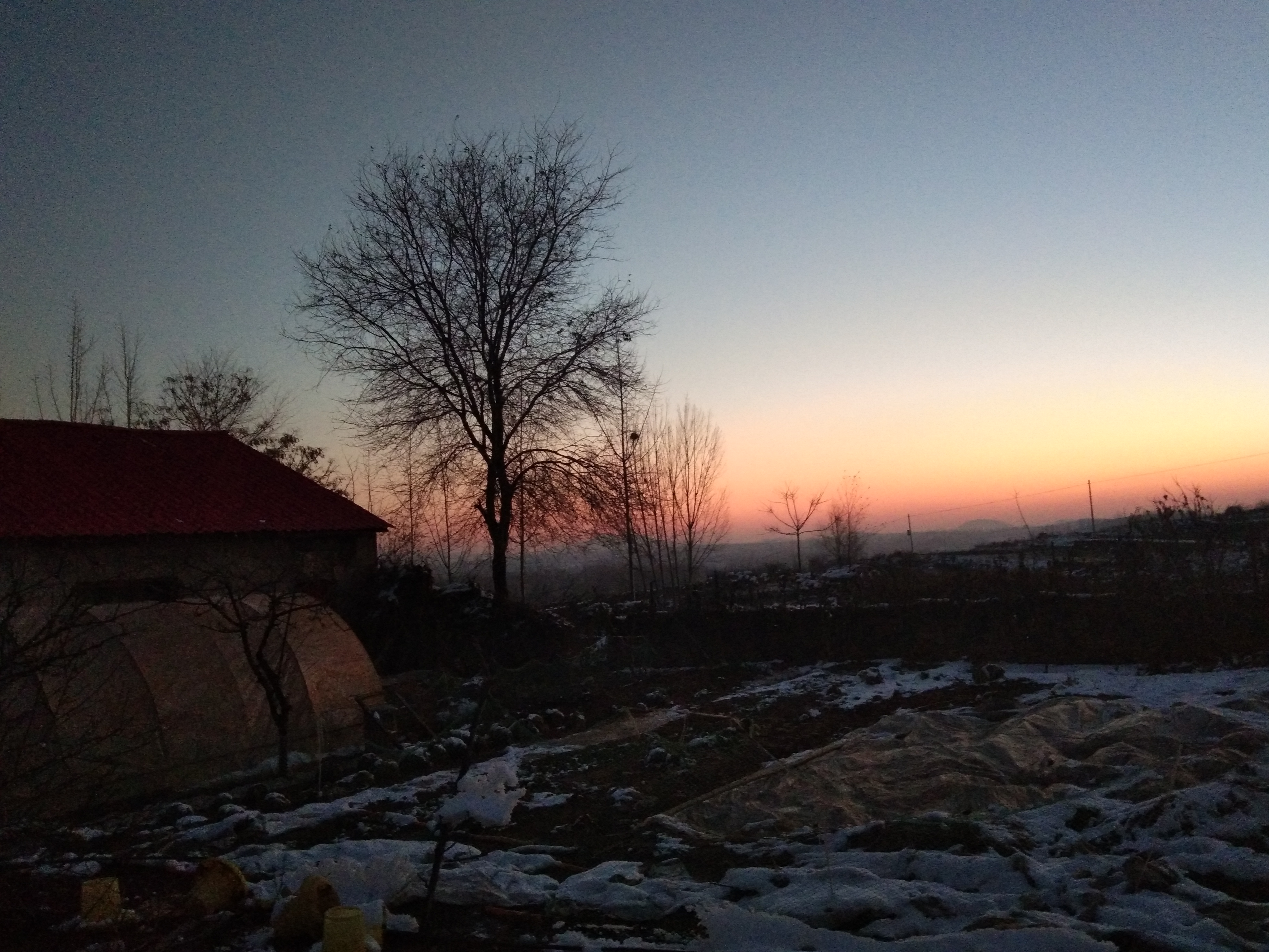 清晨,太阳将要升起,农村的天空是这样的迷人