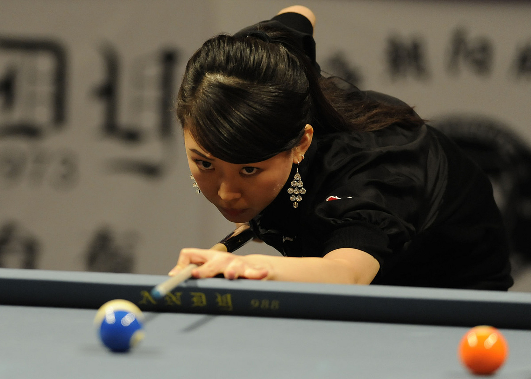 九球天后潘晓婷的坐姿引发网友热议,有人认为不够优雅.