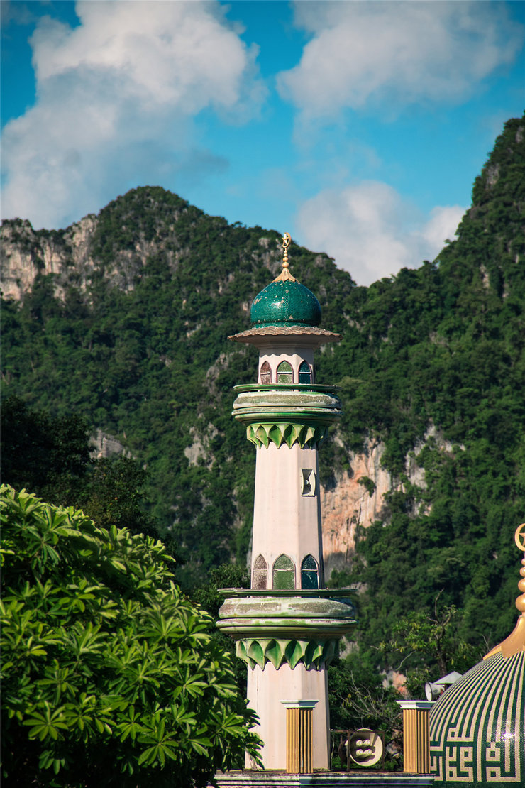 泰国的名胜古迹繁多,有迷人的热带风景,有深厚的佛教文化还有别致的