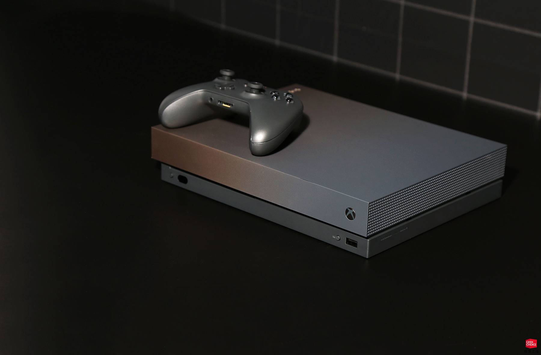 黑金搭配的 xbox one x,这才是「低调有内涵」的游戏机