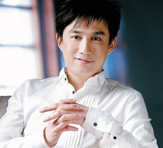 他当年没有进入演艺圈,反而是回到了自己的母校来当