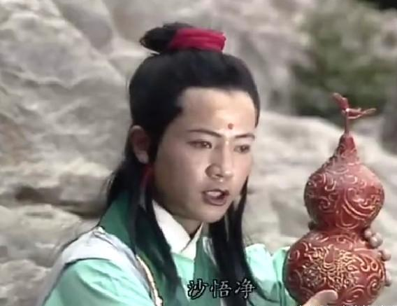 观音身后俩侍者,男孩是惠岸行者木叉,女孩大多数人不认识