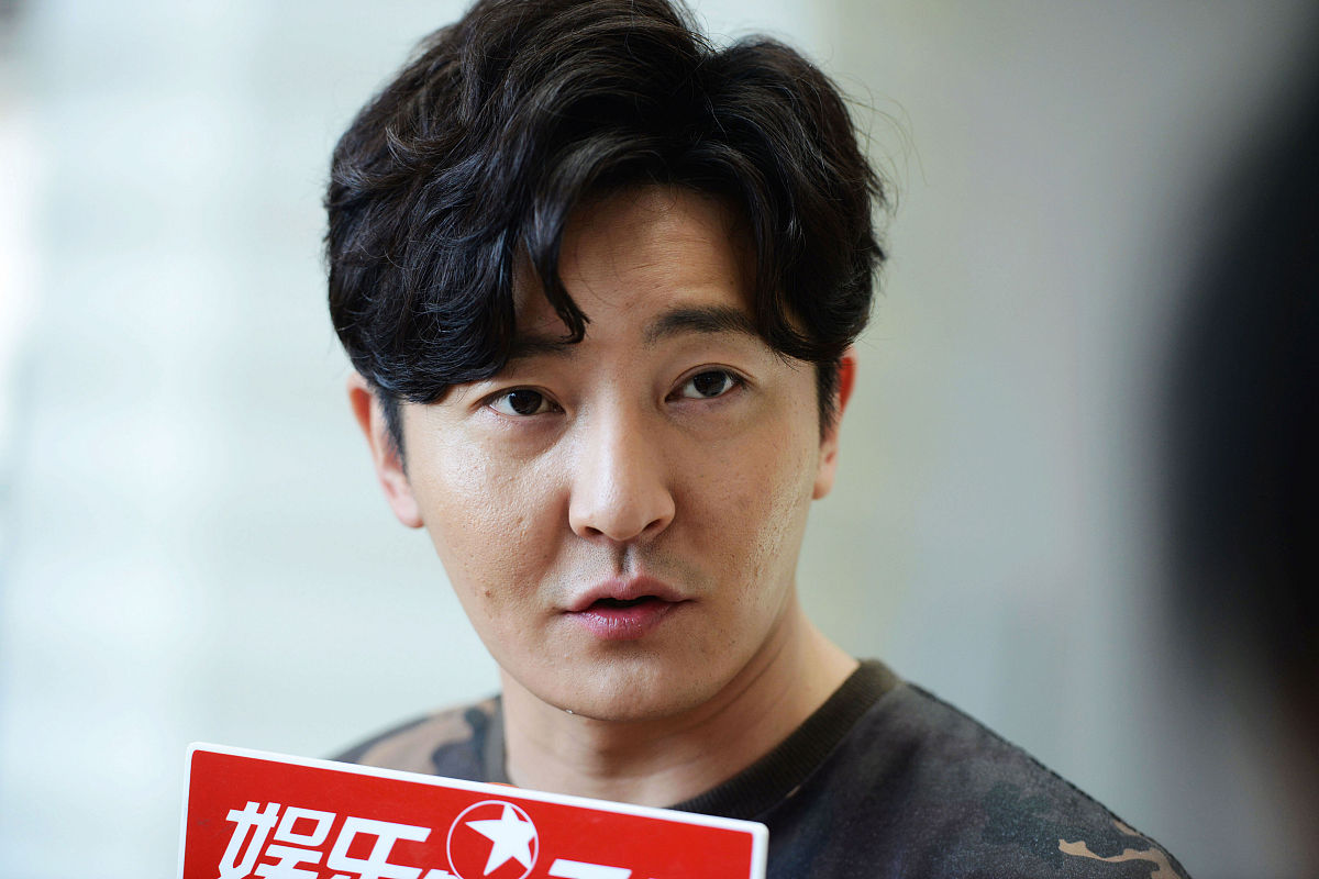 郭京飞直播中称新剧角色"憋屈爆了"