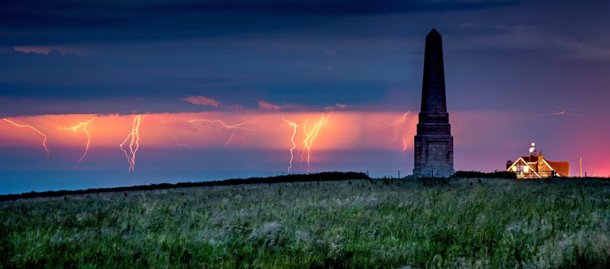 英国遭遇极端天气侵袭,巨大单体雷暴云低空压境,宛如世界末日