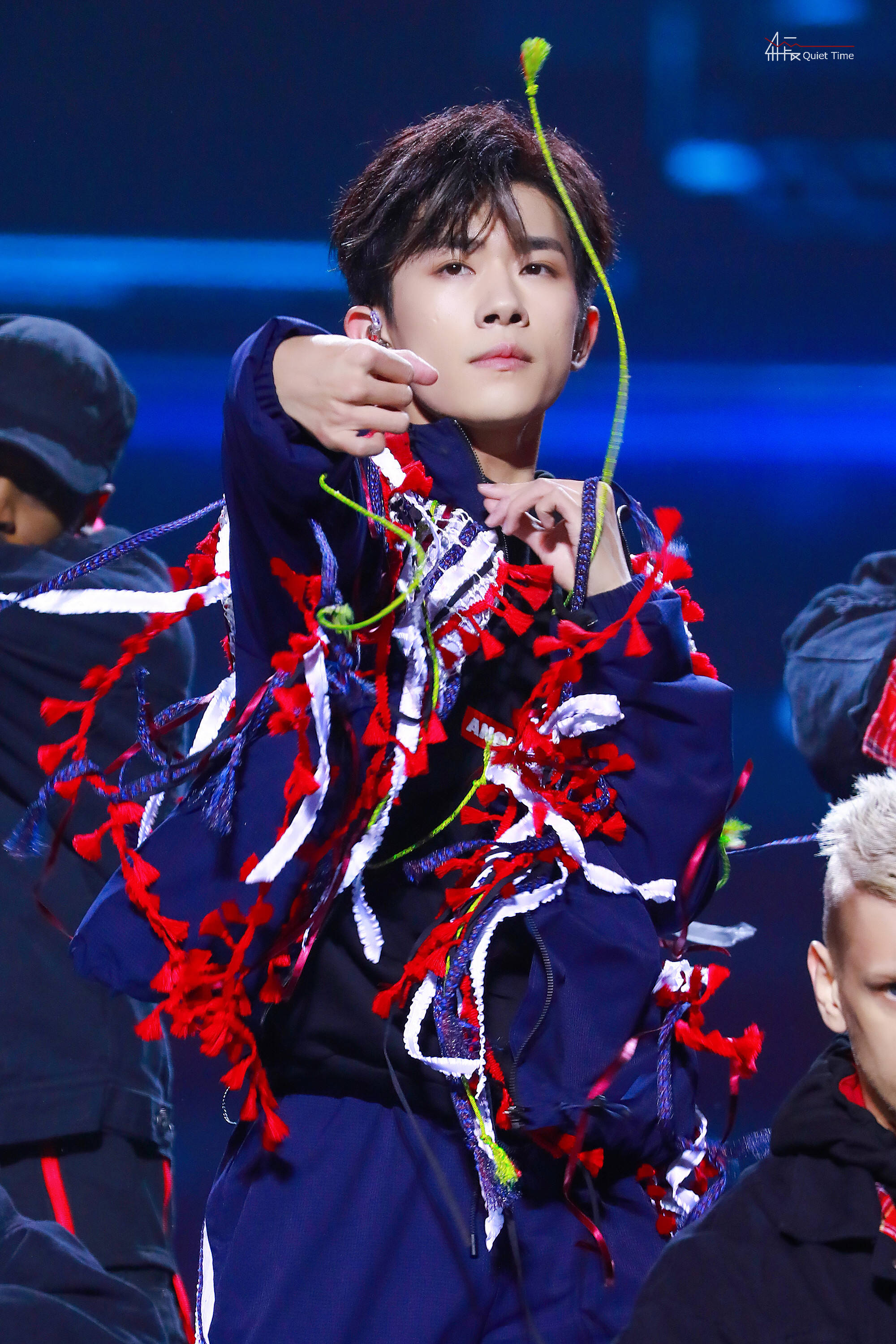 易烊千玺:看你在舞台上尽情的挥洒,网友:心跳的感觉!